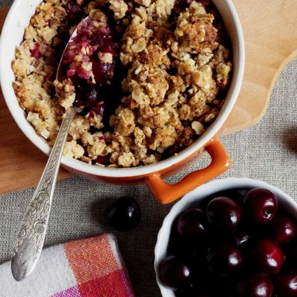 Quinoa z wiśniami i tonką pod chrupiącą kruszonką