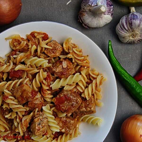 Fusilli z wieprzowym gulaszem w pomidorach