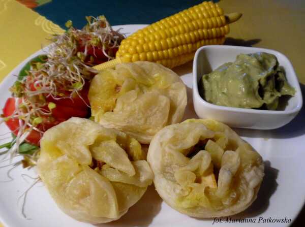 Jednopalnikowe kurosakiewki podane z guacamole i kolbą kukurydzy
