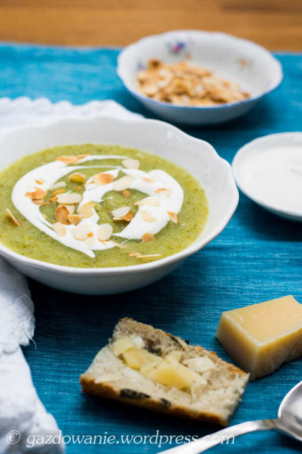 Superfoods #5, czyli zupa brokułowa z płatkami migdałowymi, serem grana padano i śmietaną jogurtową