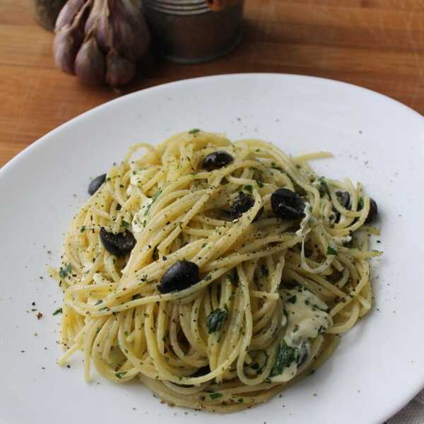Spaghetti z masłem czosnkowym, mozzarellą i oliwkami