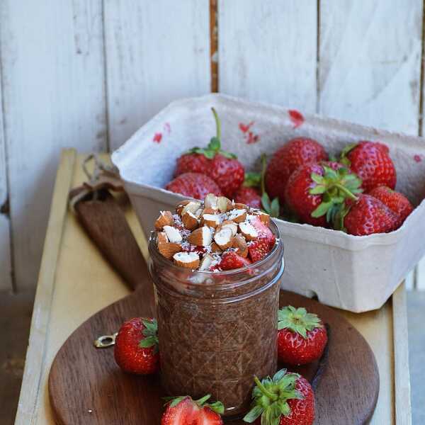 Czekoladowy pudding chia z truskawkami, migdałami i kokosem