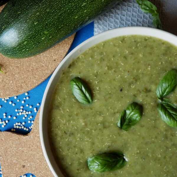 Zupa z cukini i jarmużu z quinoą i pesto