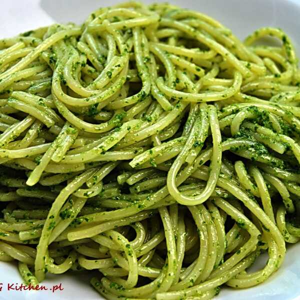 Spaghetti z jarmużowym pesto