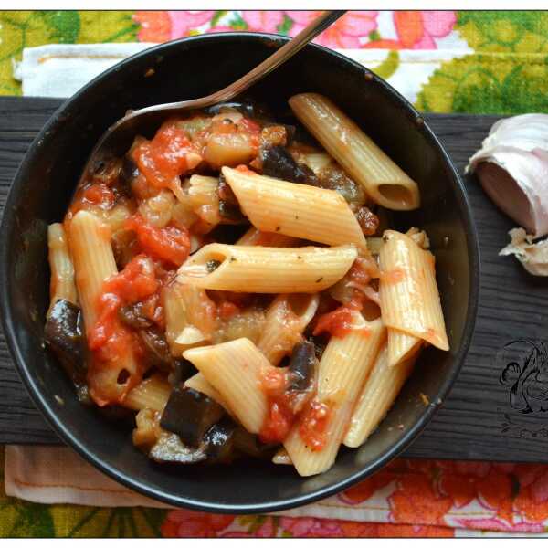 Makaron piora (penne) z baklazanem i rodzynkami