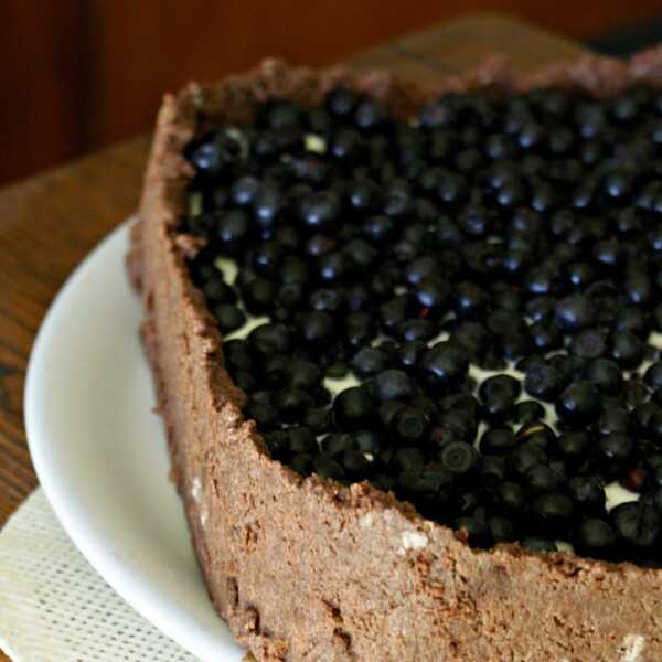 Czekoladowa tarta z serkiem mascarpone i jagodami