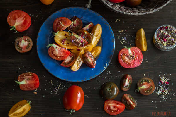 Tagliatelle z karczochami i kolorowymi pomidorami