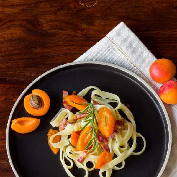 Tagliatelle z karmelizowanymi morelami i boczkiem