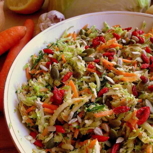 Surówka z brokułem i pestkami / Broccoli salad with seeds