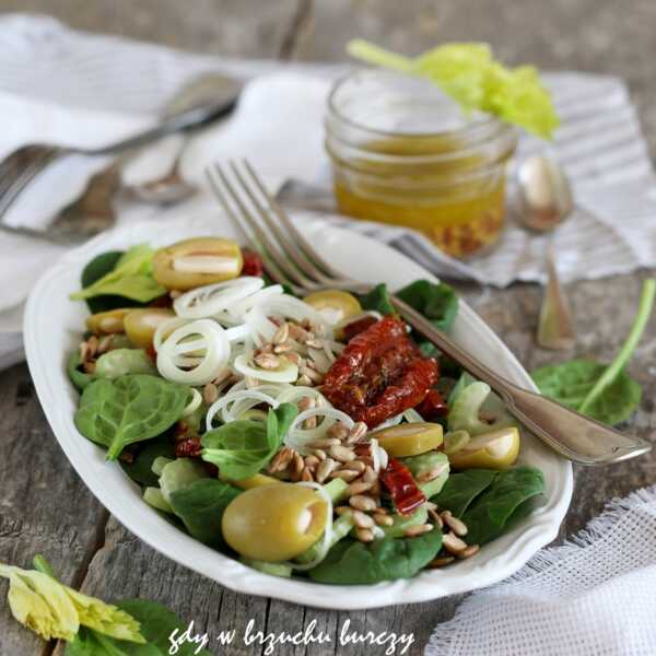Sałatka ze świeżego szpinaku i suszonych pomidorów i oliwek
