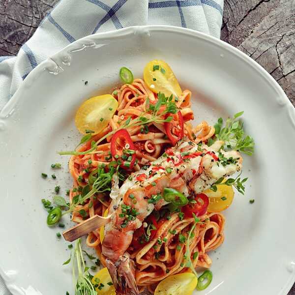 Pomidorowe tagliatelle z grillowaną krewetką olbrzymią 