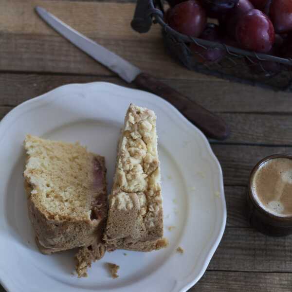 Babka ze śliwkami i kruszonką 