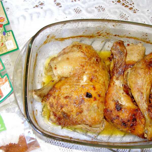 Z piekarnika uda kurczaka z czubricą i przyprawą harissa...