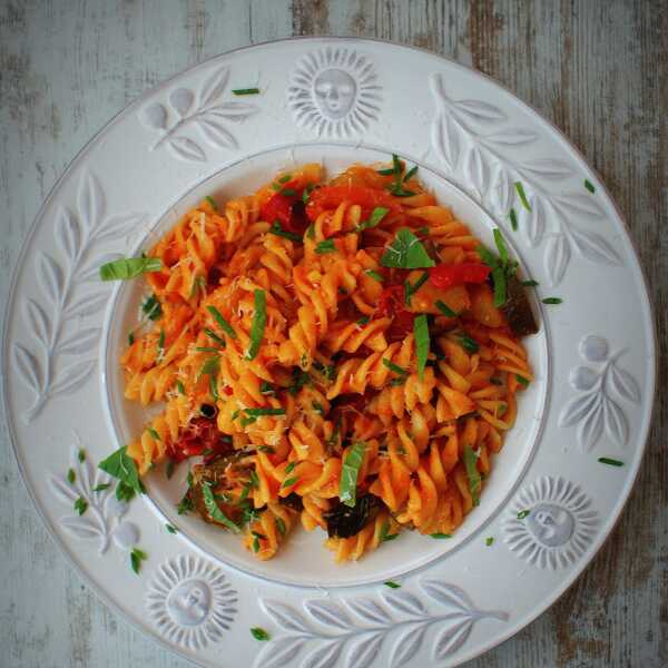 Fusilli z warzywami w pomidorach