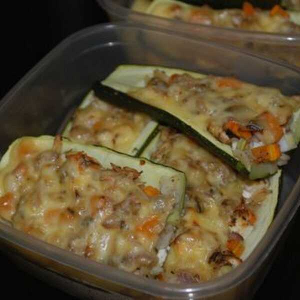 Cukinia z warzywami i makaronem w kształcie ryżu