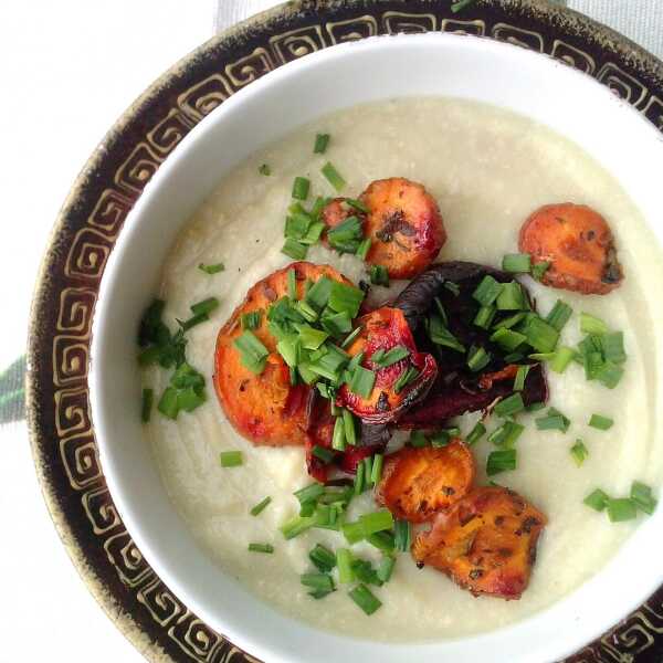 Kalafiorowa zupa-krem z pieczonymi warzywami i szczypiorkiem