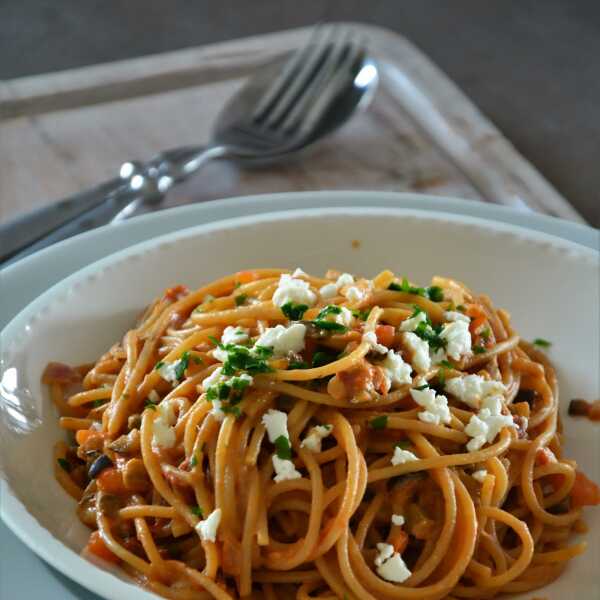 Razowe spaghetti z żółtymi pomidorami i fetą