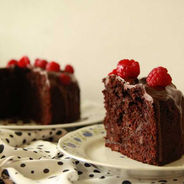 Ciasto - czekoladowa cukinia z malinami