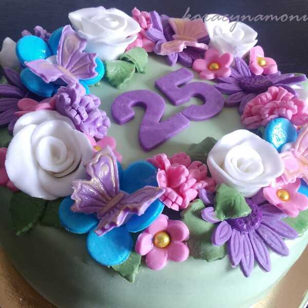 Tort na 25 urodziny z kwiatami i motylkami