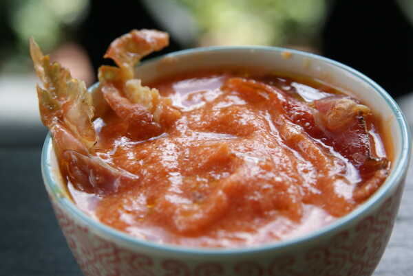 Salmorejo, czyli hiszpański chłodnik z pomidorów z suszoną szynką