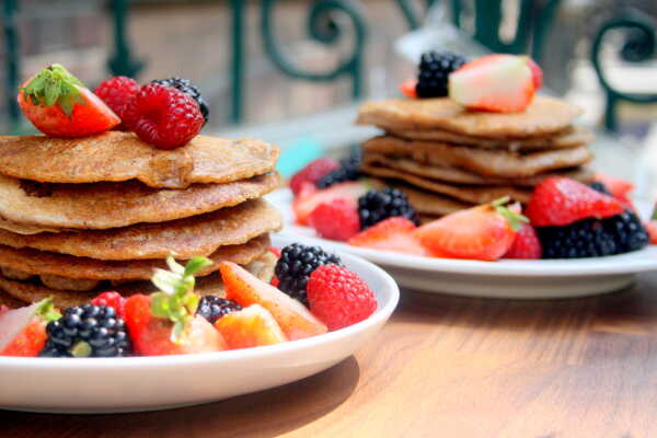 Orkiszowe placki na wegańskie śniadanie. Roślinne pancakes
