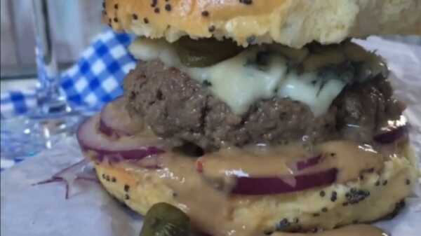 Burger z pleśniakiem i sosem miso – video