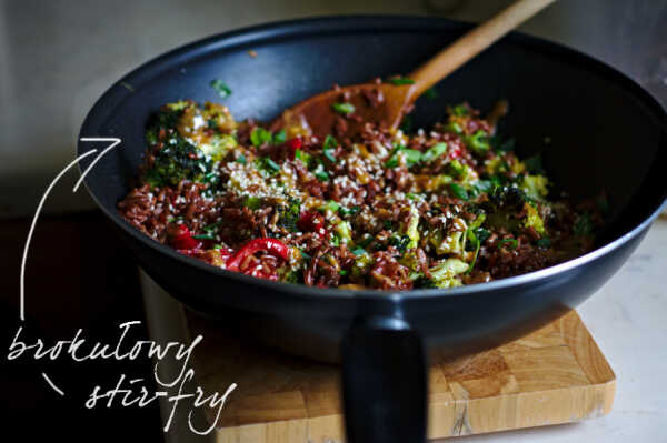 Brokułowy stir fry z czerwonym ryżem i orientalnym sosem