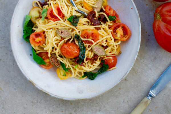 MInta i Żywiciele: Spaghetti ze świeżymi pomidorami i kaparami