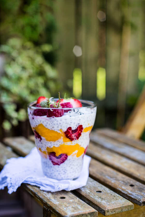 Chia, jogurt i sezonowe owoce