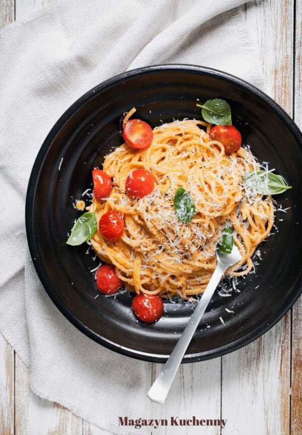 Spaghetti z pesto z pomidorów i orzechów