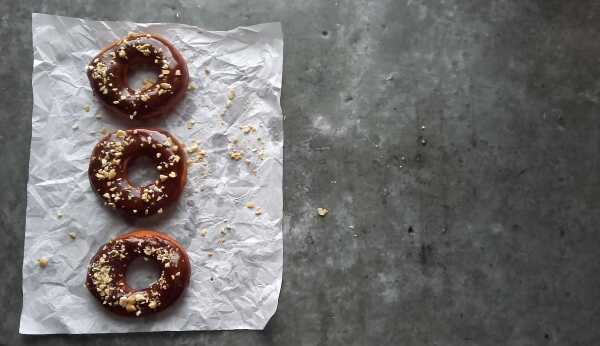 Maślane pączki z czekoladą i fistaszkami