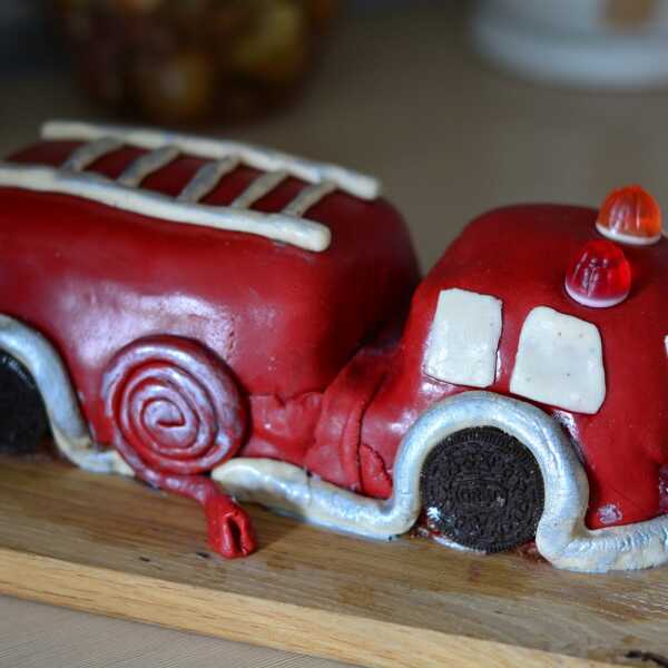 Strażackie przyjęcie urodzinowe: tort à la wóz strażacki
