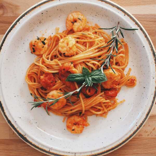 Spaghetti z krewetkami i pomidorami 