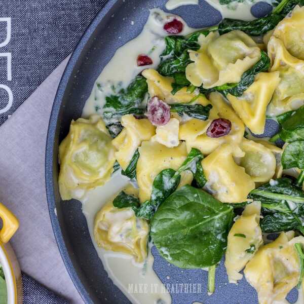 Tortellini w lekkim sosie gorgonzola ze szpinakiem i żurawiną