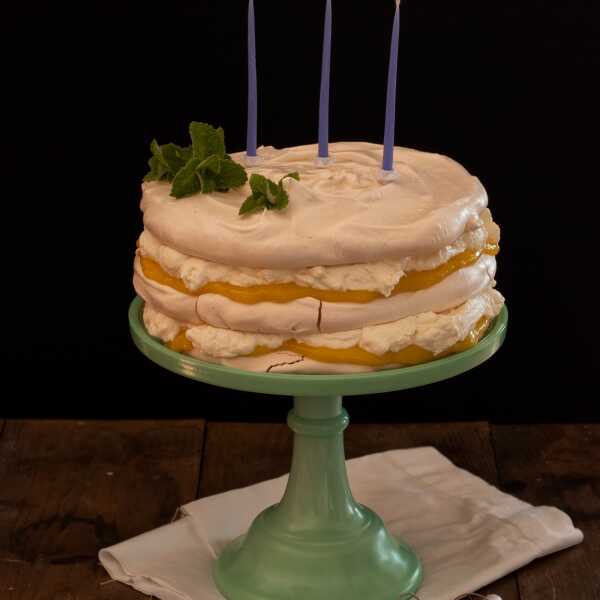 Cytrynowo-miętowy tort bezowy i trzecie urodziny bloga