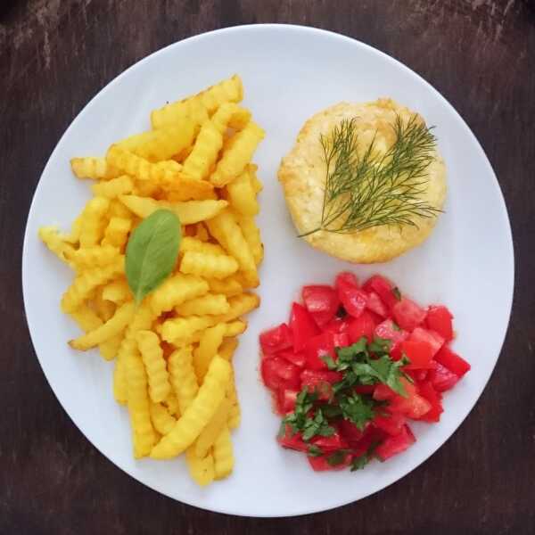 Panierowany camembert z frytkami i sałatką pomidorową, Syriana