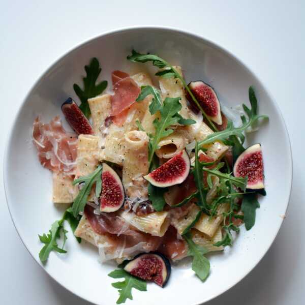 Makaron z figami i prosciutto