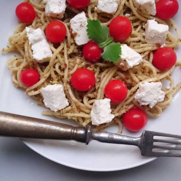 Spaghetti z zielonym pesto, fetą i pomidorkami koktajlowymi, Wrocław