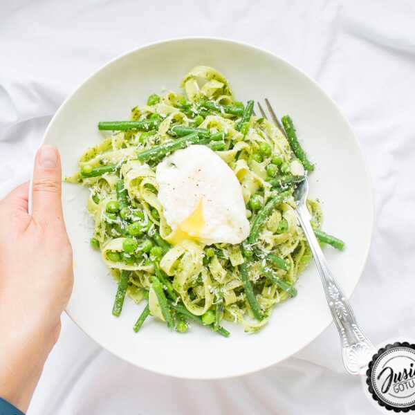 Makaron z bazyliowym pesto, groszkiem, fasolką i jajkiem w koszulce. 