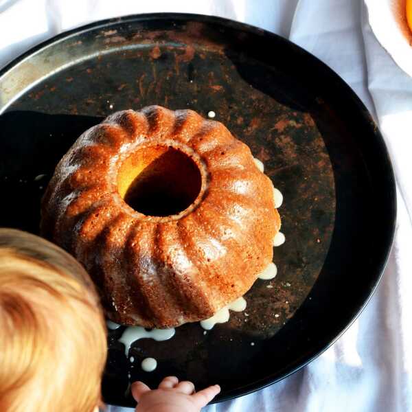 Razowa babka bananowa z białym makiem i pomarańczowym lukrem