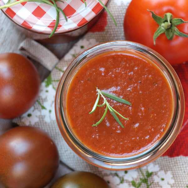 Jak zrobić ketchup z pomidorów - sprawdzony przepis. Przepisy na przetwory z pomidorów