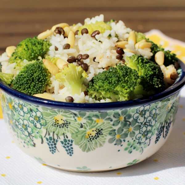 Ryż z masłem z nerkowców, brokułami i czarną soczewicą - doskonałe danie do lunch box'a