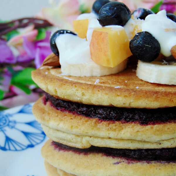 Jaglane pancakes z powidłami z czarnej porzeczki i jabłek