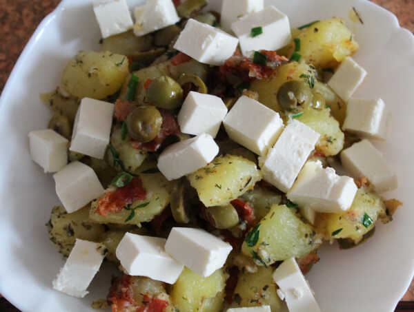 Sałatka na ciepło – z ziemniakami i fetą :)
