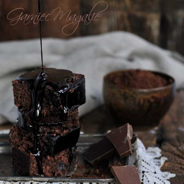 Ciasto czekoladowe z konfiturą i polewą czekoladową