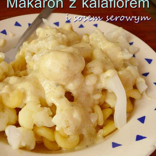 Makaron z kalafiorem i sosem serowym