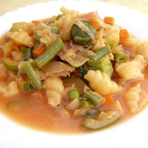 Warzywno-buraczkowa zupa na maśle z makaronem...