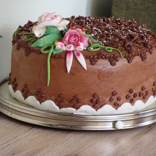 Czekoladowo-czekoladowy tort 
