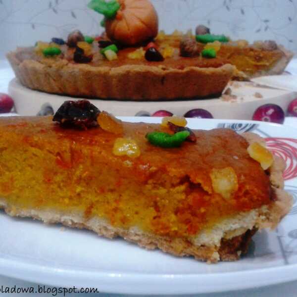 Amerykańskie ciasto dyniowe (American Pumpkin Pie) z pomarańczą i marcepanem. 