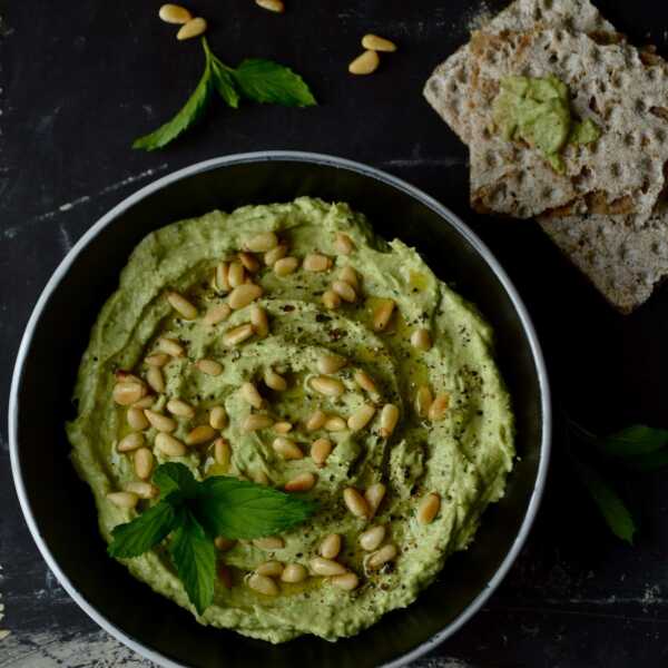 Pasta z awokado i zielonego groszku z tahini.